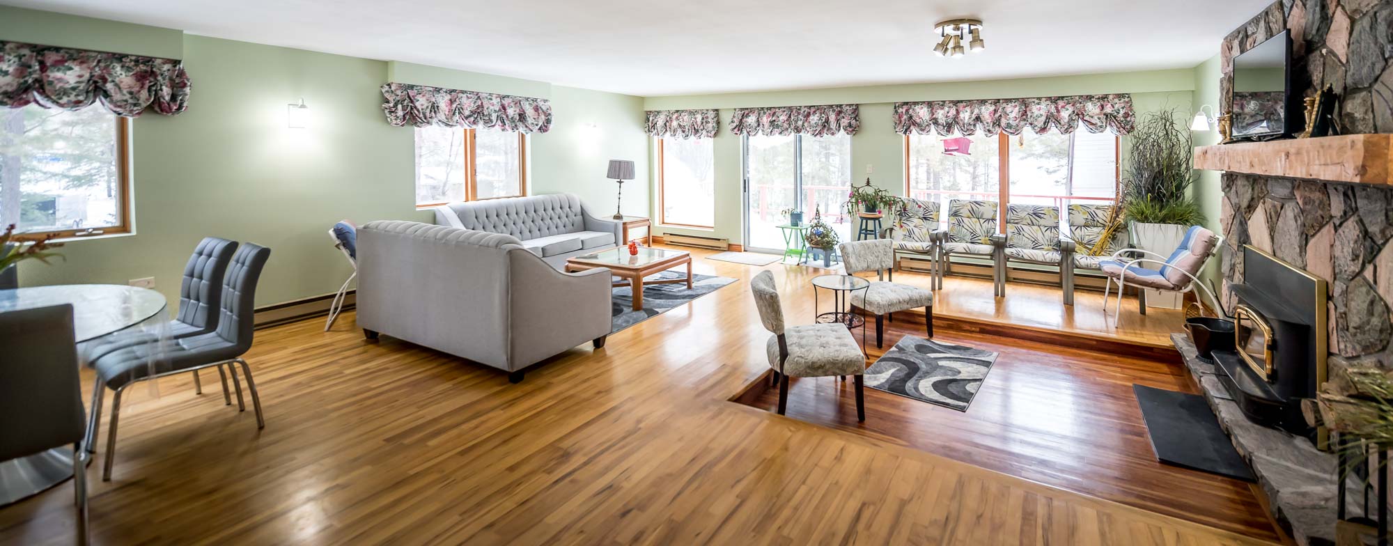 KKR Cottages - main cottage living room
